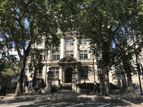 FETÖ'cü Akın İpek'e Londra'da ev hapsi verildi