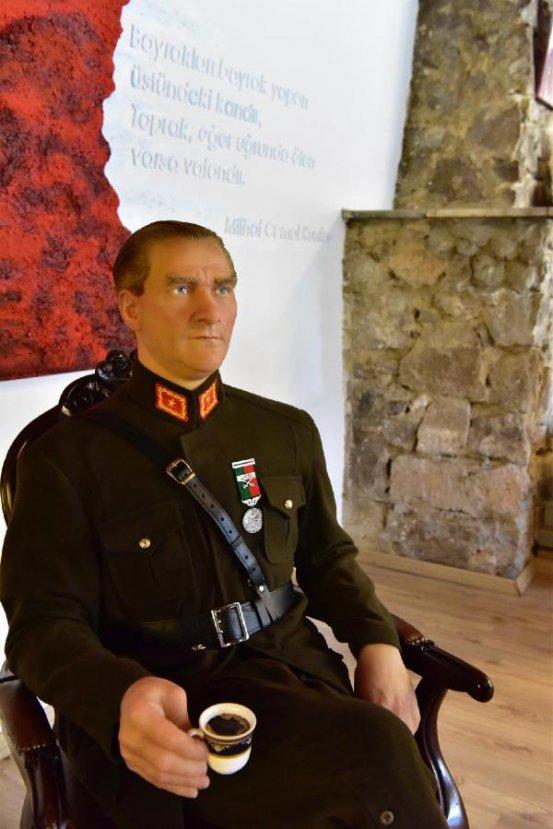 İzmir'de Atatürk'ün hiperreal heykeli