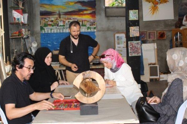 Sivaslı sanatçıdan, Balatlı çocuklara resim dersi