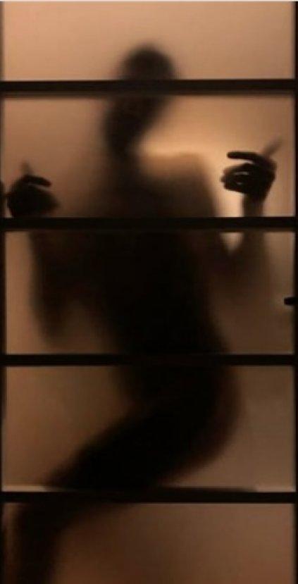 Serel Yereli'den yine çıplak poz