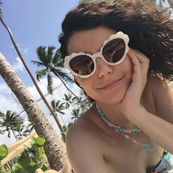 Beren Saat bikinili fotoğrafını paylaştı