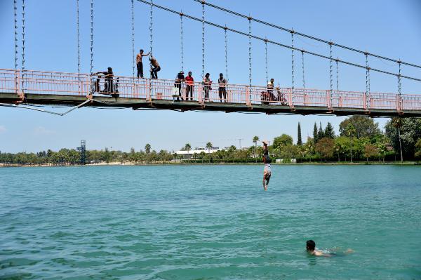 Adanalı çocukların tehlikeli serinleme yöntemi
