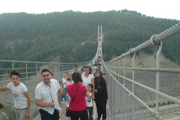 Keresteci başkan ve belediye işçileri köprü yaptı