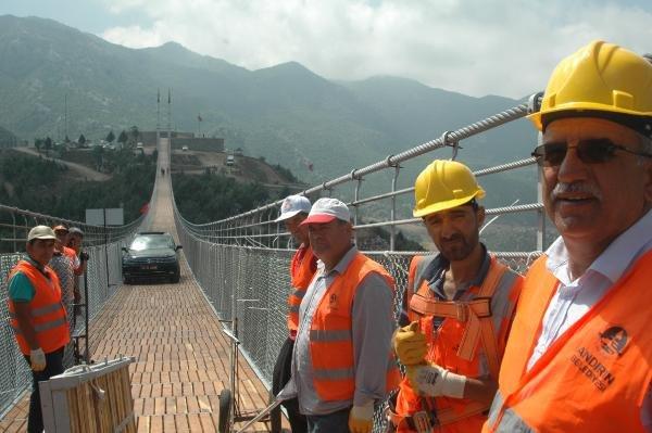 Keresteci başkan ve belediye işçileri köprü yaptı