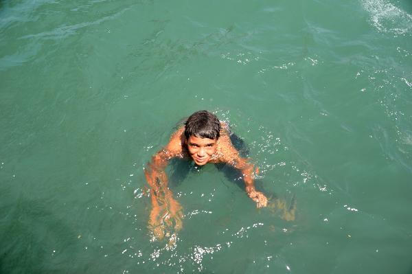 Adanalı çocukların tehlikeli serinleme yöntemi