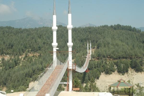 Keresteci başkan ve belediye işçileri köprü yaptı