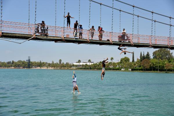 Adanalı çocukların tehlikeli serinleme yöntemi