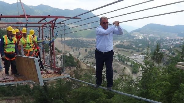 Keresteci başkan ve belediye işçileri köprü yaptı