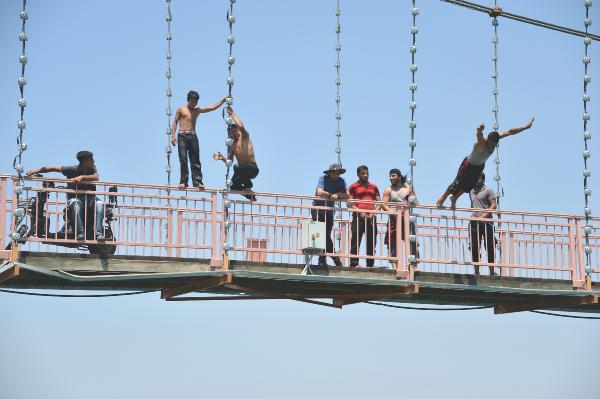 Adanalı çocukların tehlikeli serinleme yöntemi