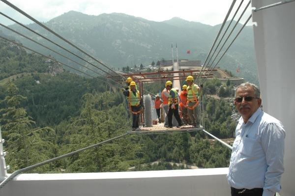 Keresteci başkan ve belediye işçileri köprü yaptı
