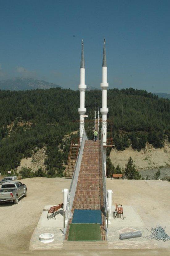 Keresteci başkan ve belediye işçileri köprü yaptı