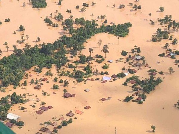 Laos'ta baraj çöktü