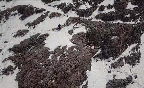 Dünyanın en zorlu dağından kaymayı başaran dağcı