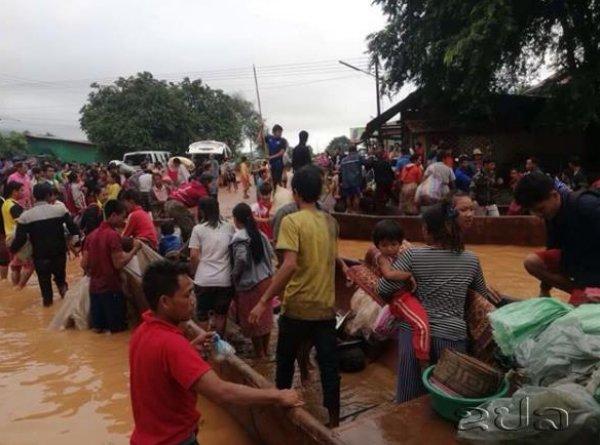 Laos'ta baraj çöktü