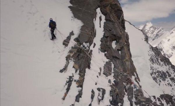 Dünyanın en zorlu dağından kaymayı başaran dağcı