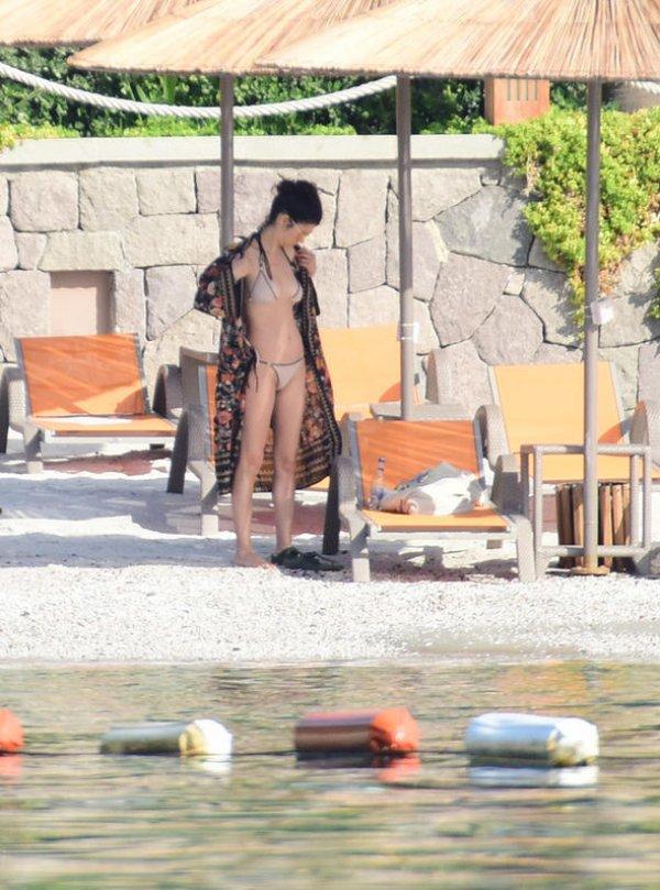 Beren Saat plajdaki çöpleri topladı