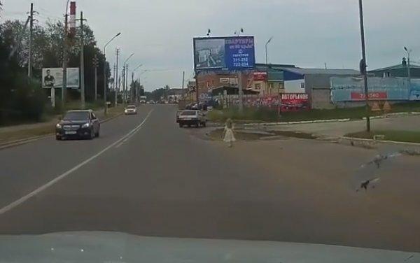 Hareket eden arabanın arka kapısından düşen çocuk