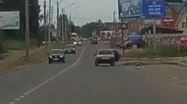 Hareket eden arabanın arka kapısından düşen çocuk