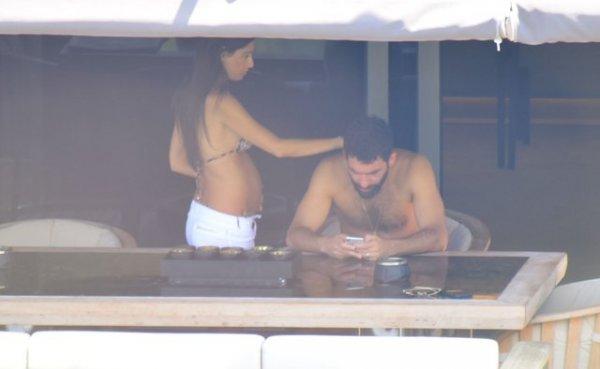 Arda Turan eşiyle tatilde görüntülendi