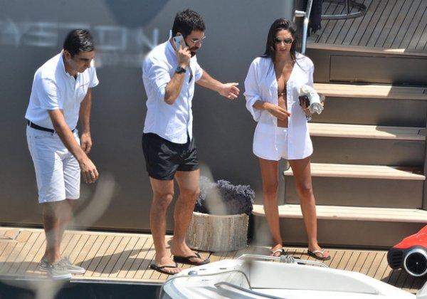 Arda Turan eşiyle tatilde görüntülendi