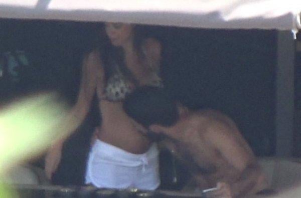 Arda Turan eşiyle tatilde görüntülendi