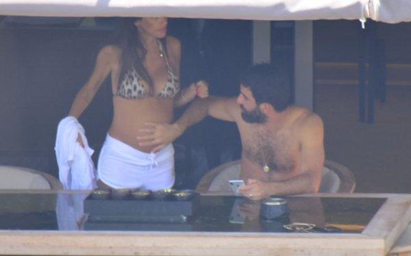 Arda Turan eşiyle tatilde görüntülendi