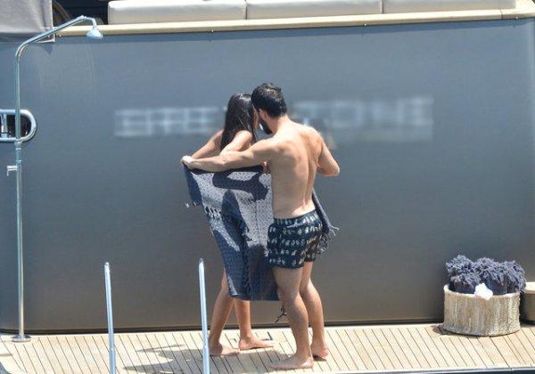 Arda Turan eşiyle tatilde görüntülendi
