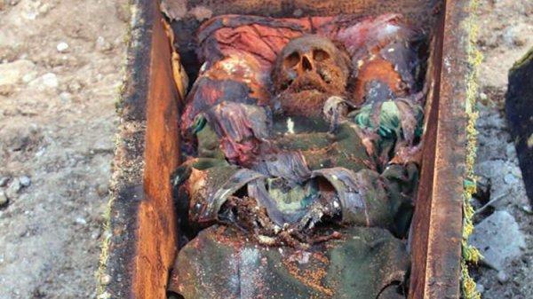 Rus subayın cesedi toprağa verildi