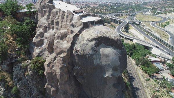 İzmir'deki Türkiye’nin en büyük Atatürk maskı bakımda