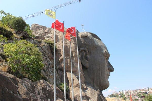 İzmir'deki Türkiye’nin en büyük Atatürk maskı bakımda