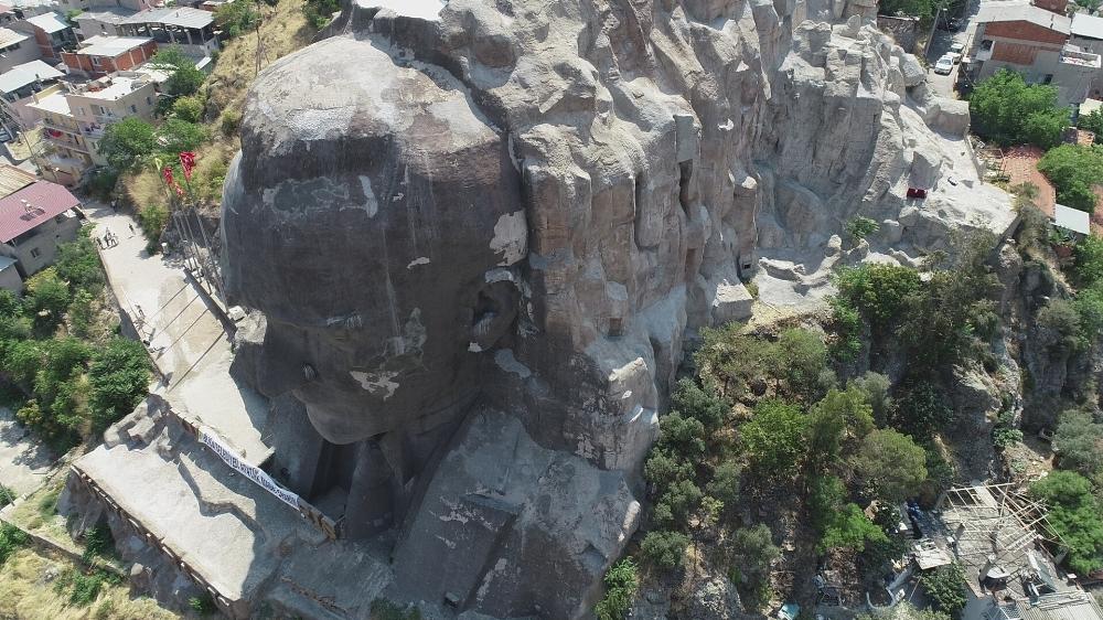 İzmir'deki Türkiye’nin en büyük Atatürk maskı bakımda