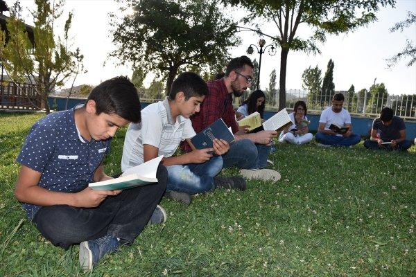 Yüksekovalı gençler parkta kitap okudu
