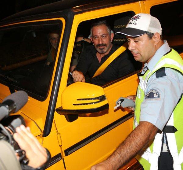 Cem Yılmaz polis çevirmesine takıldı