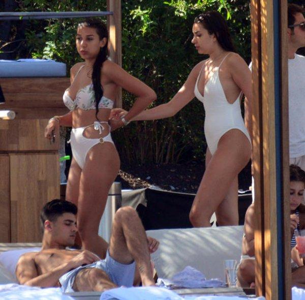 Rafet El Roman'ın kızları Bodrum'da