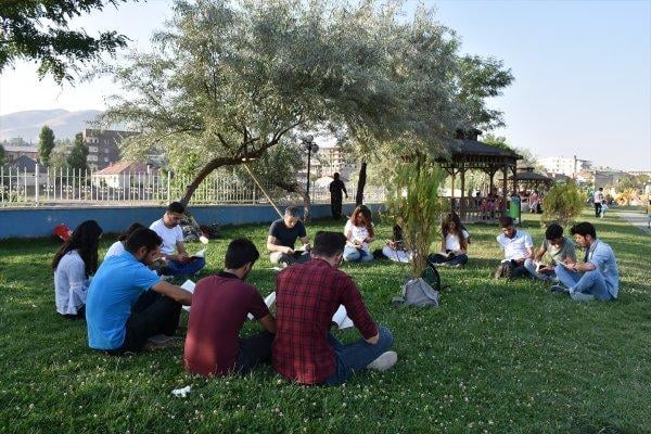 Yüksekovalı gençler parkta kitap okudu