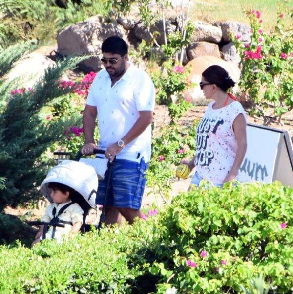 Ebru Yaşar ikizleriyle tatilde