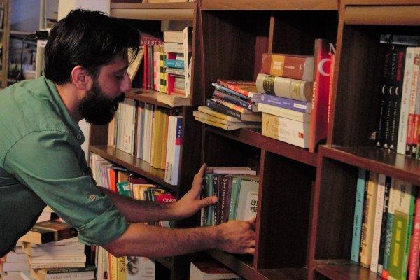 Çocuklar için çöpten kitap topluyor