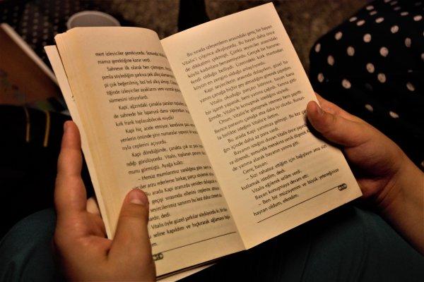 Çocuklar için çöpten kitap topluyor