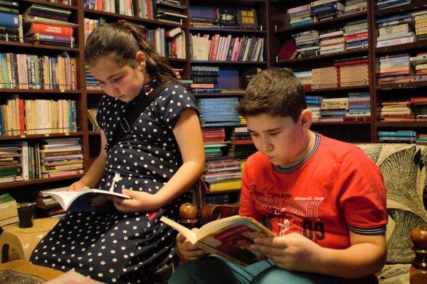 Çocuklar için çöpten kitap topluyor