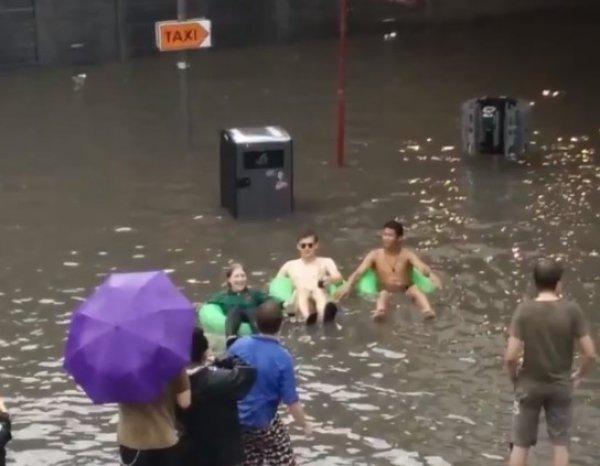 İsveç'te metroyu su bastı