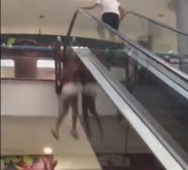 Yürüyen merdivene tırmanmak isteyen kız ayağını kırdı