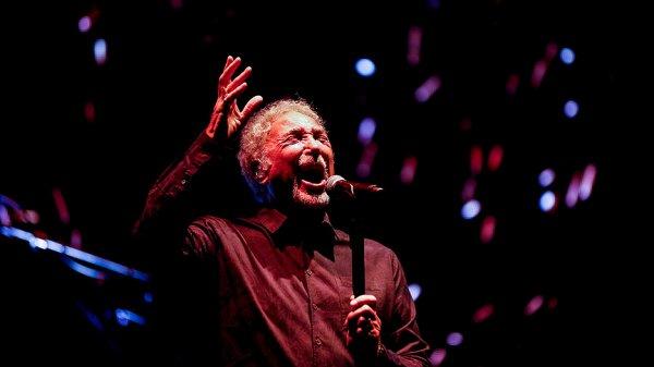 Tom Jones Antalya'da hayranlarıyla buluştu