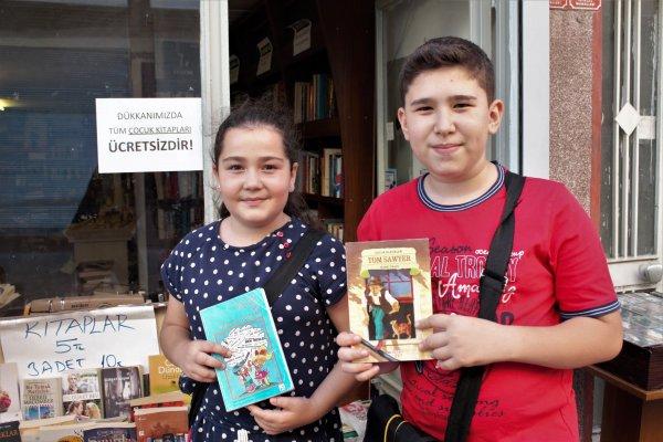 Çocuklar için çöpten kitap topluyor