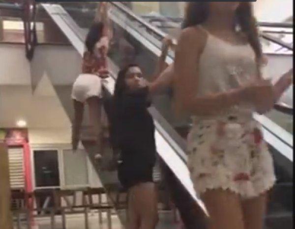 Yürüyen merdivene tırmanmak isteyen kız ayağını kırdı