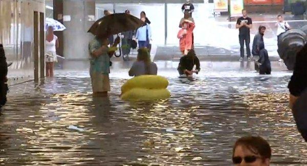 İsveç'te metroyu su bastı