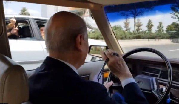 Devlet Bahçeli klasik otomobiliyle tur attı
