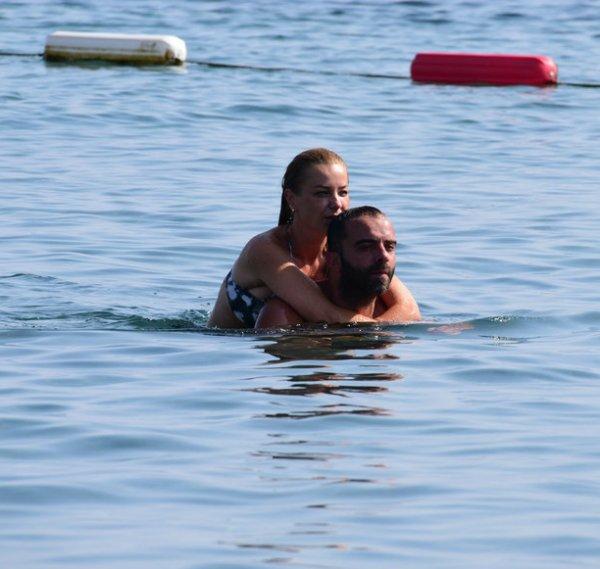 Semih Şentürk eşini öpmeye doyamadı