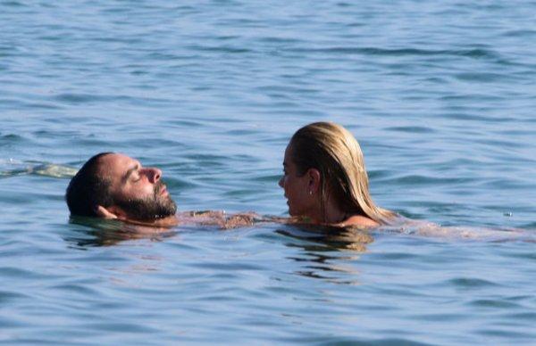 Semih Şentürk eşini öpmeye doyamadı