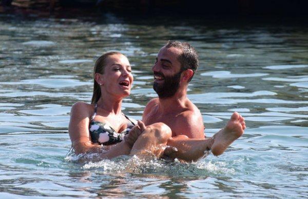 Semih Şentürk eşini öpmeye doyamadı