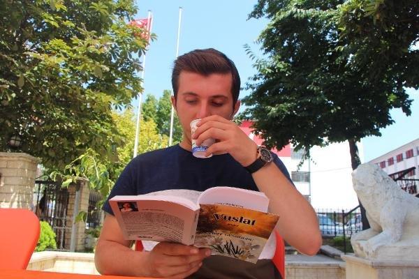 Kitap okuyana çay bedava